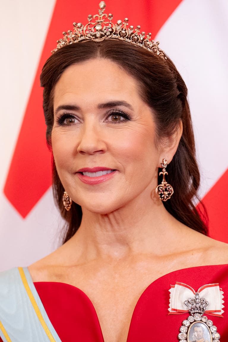 Mary de Dinamarca deslumbró con la tiara y los pendientes del exquisito parure de esmeraldas (vestido azul) y con una tiara de su cofre personal que compró en una subasta