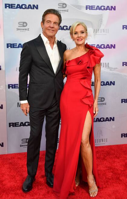 Dennis Quaid y Penelope Ann Miller durante el estreno de Reagan, en el Teatro Chino de Hollywood. Las estrellas de Hollywood, quienes interpretan al expresidente de los Estados Unidos y a su mujer, Nancy Reagan, se dejaron ver muy elegantes durante la premiere de la biopic dirigida por Sean McNamara que promete convertirse en un éxito absoluto