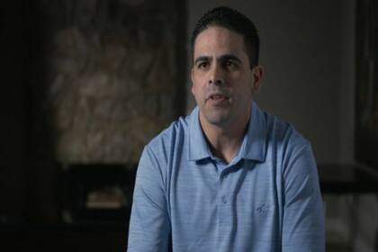 Dennis SanSoucie, amigo de instituto de Aaron Hernandez, cuenta en la serie que ambos jóvenes mantuvieron una relación amorosa.