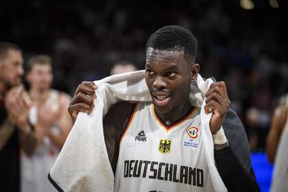 Dennis Schroder no tiene equipo en la NBA, pero jugará el Eurobasket 2022 con Alemania