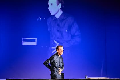 Dennis Smith interpreta a Francisco (el hijo) y a Mariana (la madre) en Mi vida anterior