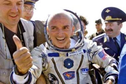 Dennis Tito, ya convertido en celebridad, saluda poco después de pisar tierra