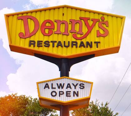 Denny's anunció que cerrará 150 sucursales