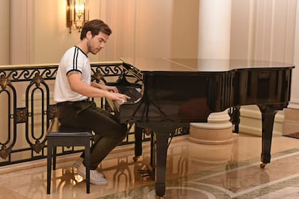 “No sé cómo explicarlo, pero cuando empiezo a tocar siento que todo fluye, que mis manos de alguna manera se mueven de manera muy natural”, dice Fernando tras descubrir hace poco su amor por el piano