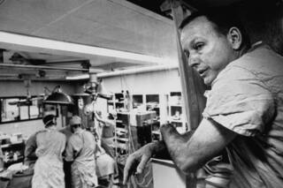 La rivalidad entre dos genios de la cardiocirugía que benefició a miles de personas