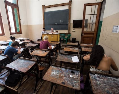 Dentro de dos semanas, los pupitres de madera ya no formarán parte del paisaje del colegio