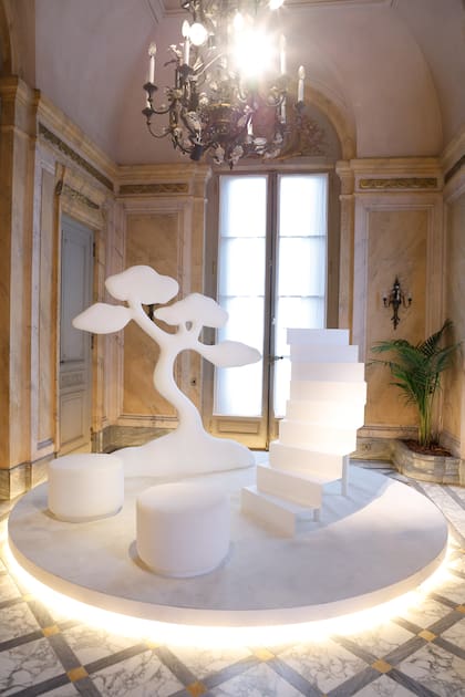 "Dentro de este paisaje, un árbol se impone como figura central; conecta cielo y tierra, une lo trascendente con lo mundano"