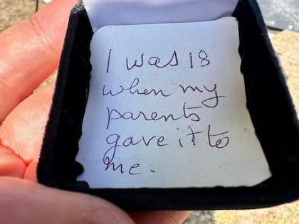 Dentro de la caja había una nota que exponía el valor sentimental del respectivo anillo
