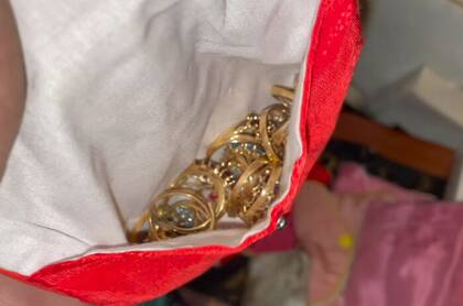 Dentro de la casa encontraron varias bolsas con anillos de oro y diamantes