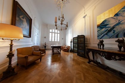 Dentro de la casa funciona un museo de arte contemporáneo