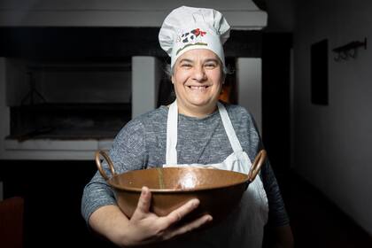 Dentro de la estancia, Silvia Cambera, del emprendimiento La Sala Vieja, ofrece clases para aprender a hacer quesillo.