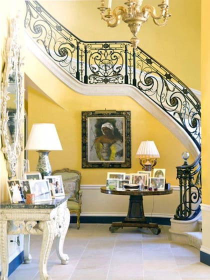 La escalera que lleva al piso superior estalla en un amarillo vibrante