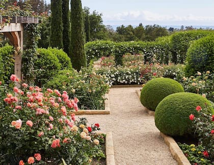 El jardín, con huerta orgánica, senderos y zonas de descanso, fue pensado como un santuario privado en contacto con la naturaleza