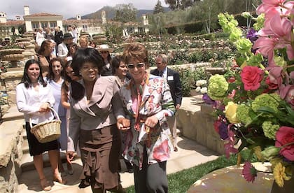Oprah recorre los jardines de su residencia junto a amigas; un entorno que define como su espacio de bienestar personal
