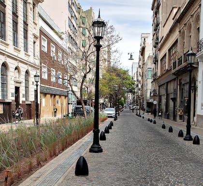 Dentro de la iniciativa, 55 calles fueron readoquinadas. En algunos casos se reemplazó el asfalto por adoquín, mientras que en otros se readoquinaron cuadras que ya eran de adoquines y se encontraban dañadas