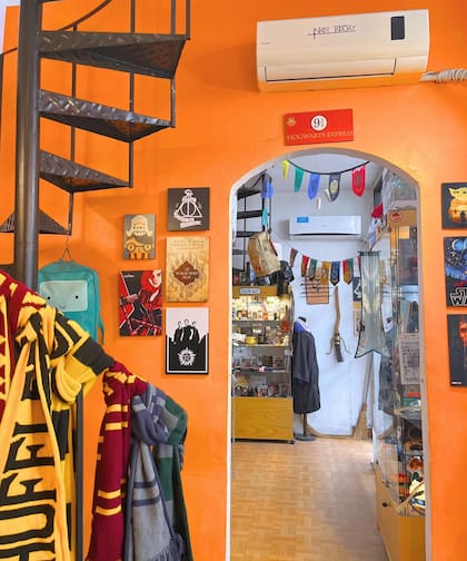 Dentro de la librería es posible adquirir productos de Harry Potter