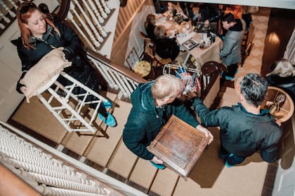 Dentro de la mansión, gente que encontró el objeto que buscaba