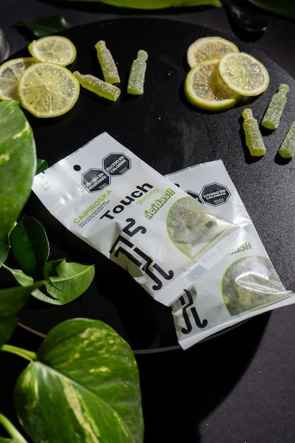 "Dentro de la nueva línea ya lanzamos Caipiroska de lima (ácida), Caipiroska de maracuyá (ácida) y Piña Colada (azucarada y con escamas de coco)", cuenta Zin