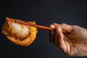 Dentro de las variantes más populares están el baechu kimchi (hecho con col asiática), el kkakdugi (cubitos de nabo), el oi sobagi (kimchi de pepino) y el nabak kimchi (una versión suave en salmuera)
