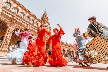 Dentro de sus celebraciones, la Feria de Abril es uno de los eventos más coloridos y tradicionales de Sevilla.