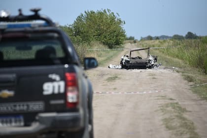 Dentro del Audi quemado fue encontrado el cuerpo de una mujer, supuestamente la pareja del hombre asesinado al ser acribillado poco antes en ese mismo vehículo