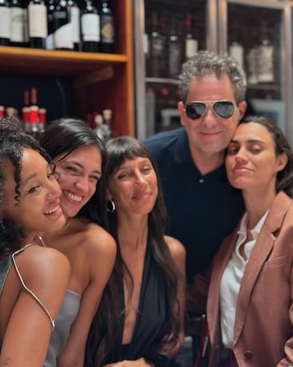 Dentro del bodegón Il Ombú, donde hubo un almuerzo, los novios posaron con las amigas de Natalí: Gabriella Silva (modelo brasileña), Lourdes Gallo y Ailín Malimowcka.