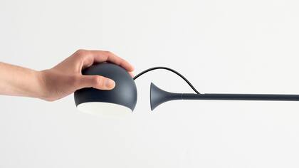 Dentro del campo de lo "desarmable" está 'Ixa’, creada en colaboración por Artemide y Foster and Partners, que se inspira en los móviles de Alexander Calder. La cabeza unida a la base mediante un potente imán gira 360° o puede separarse por completo.