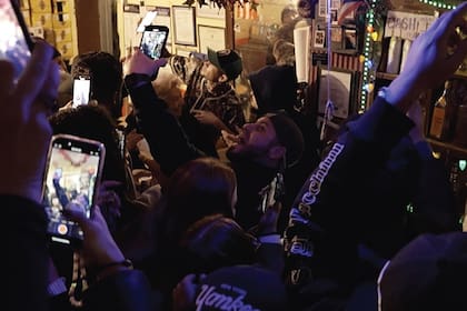 Dentro del club se come comida puertorriqueña casera, se juega dominó o pool y se conversa en español