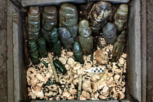 Dentro del cofre, se encontró una serie de esculturas y objetos marinos