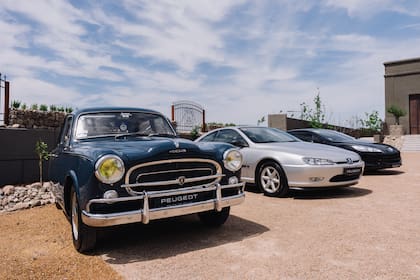 Dentro del lanzamiento del Peugeot 408, la marca eligió rememorar 3 autos históricos de la saga 400. Dos de ellos diseñados por el legendario Pininfarina.