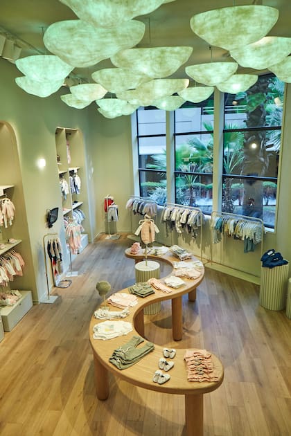 Dentro del local de Unicenter, más de 30 nubes talladas van cambiando de color para crear distintos escenarios.