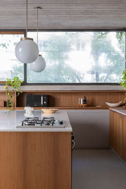 Dentro del nicho, bandeja con patas (Casa María Paula), salero y pimentero (Park Design).