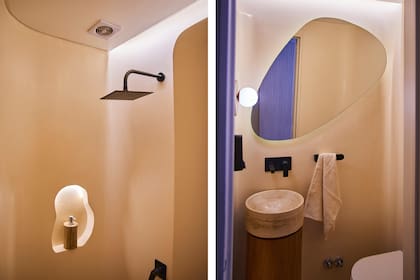 “Dentro del núcleo curvo del ascensor diseñamos el toilette con muros ondulados en microcemento y una ducha extra pensada para cuando los chiquitos se quedan a dormir”. Espejo retroiluminado, bacha, vanitory enchapado en incienso y aplique de luz (todo de Vint Market). Piso (Kaba Revestimientos).