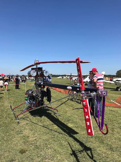 Dentro del rango de un ultraliviano, que no supera los 150 kilos, hoy el Fénix puede alcanzar una velocidad de 60 km por hora, vuela recto y nivelado