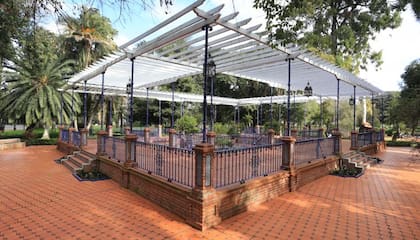 Dentro del Rosedal se encuentra el Patio Andaluz, que fue donado en 1929 por la ciudad de Sevilla