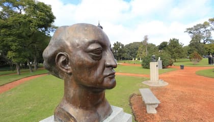 Dentro del Rosedal se halla el Jardín de los Poetas, en homenaje a los escritores más importantes de Argnetina y el mundo