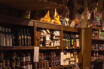 Dentro del salón se venden productos gourmet