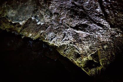 Dentro del túnel se forman estalactitas.