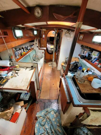 Dentro del yate encontraron el cuerpo de un hombre y a su gato