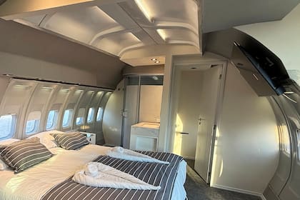 Dentro se conserva tal cual el interior de la cabina de avión con sus ventanillas, puertas de emergencia y hasta, en algunos casos, la cabina del piloto