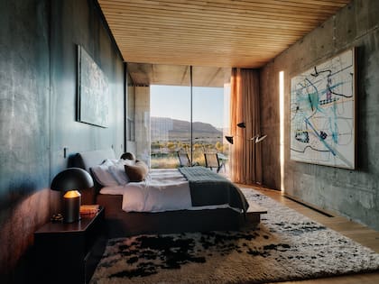 Dentro, se reiteran los materiales de la fachada y de los espacios abiertos (hormigón, chapa y madera), una decisión que consolida el vínculo interior-exterior y convierte la casa en un territorio poroso, donde adentro y afuera se mezclan sin jerarquías. “Hay honestidad y continuidad: lo que es hormigón afuera, también lo es adentro. Y así con cada elemento”, detallan los arquitectos.