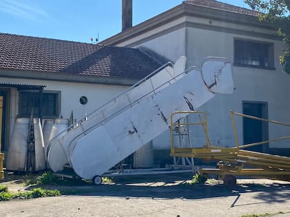 Dentro y alrededor de los galpones yacen pedazos de turbinas de Airbus, repuestos aeronáuticos, elevadores profesionales y una escalera de embarque abandonada, entre otros elementos.