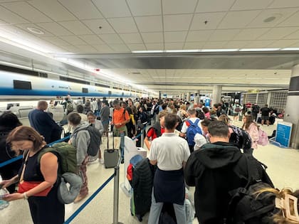 Denuncia que hay 1000 varados en Miami y Nueva York por la cancelación de vuelos de American Airlines