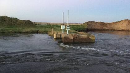 Denuncian que, de manera intencional, abrieron una brecha de por lo menos diez metros junto a una compuerta que regula el pase del agua de una laguna