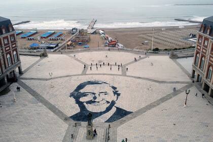 Denunciarán en la justicia a autores de un mural de Néstor Kirchner pintado sobre la Rambla