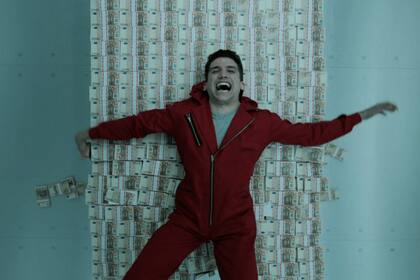 Denver en uno de los primeros episodios descubre la montaña de dinero y no puede evitar acostarse como si fuera una cama