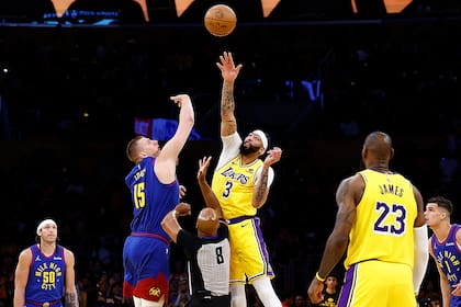 Liderado por Nikola Jokic (15), Denver Nuggets puede barrer esta noche a Los Angeles Lakers, a pesar de las brillantes actuaciones que viene cumpliendo Anthony Davis (3).