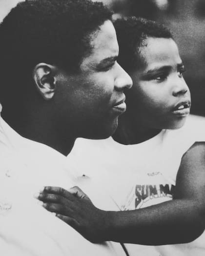 Denzel con un pequeño John David Washington en brazos (Foto: Instagram @johndavidwashington)