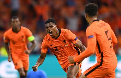 Denzel Dumfries de Holanda celebra después de anotar el tercer gol de su equipo durante el partido del Grupo C del Campeonato de la UEFA Euro 2020 entre Holanda y Ucrania en el Johan Cruijff ArenA el 13 de junio de 2021 en Amsterdam, Holanda. (Foto de Lukas Schulze - UEFA / UEFA vía Getty Images)