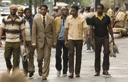 Denzel Washington como el traficante Frank Lucas, que hizo su fortuna llevando heroína a los Estados Unidos desde Vietnam, con ayuda de integrantes del ejército de su país